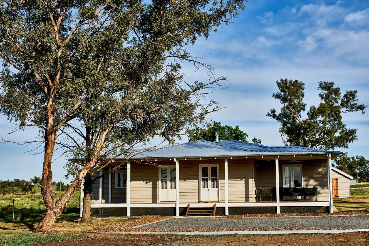 Goonoo Goonoo Station Hotel Tamworth Eksteriør billede The former station master's house at the station