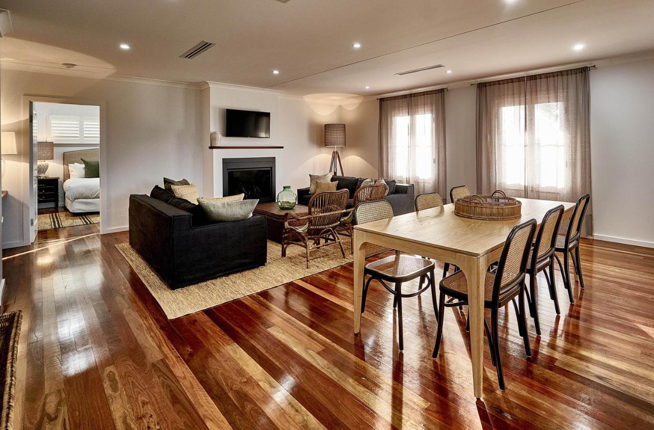 Goonoo Goonoo Station Hotel Tamworth Eksteriør billede A living room with a fireplace