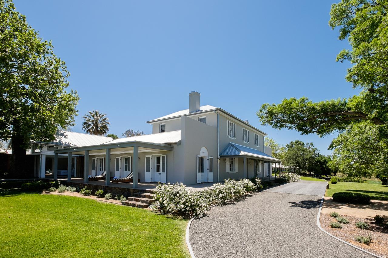 Goonoo Goonoo Station Hotel Tamworth Eksteriør billede The former residence of the South African Minister of Finance, Trevor Manuel, in the suburb of Constantia, Cape Town.