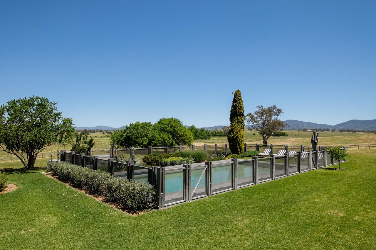 Goonoo Goonoo Station Hotel Tamworth Eksteriør billede A pool in Australia