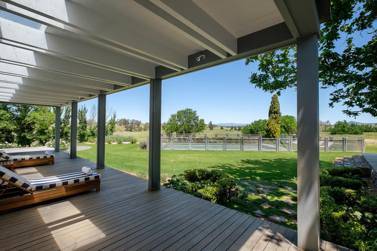 Goonoo Goonoo Station Hotel Tamworth Eksteriør billede The deck at the clubhouse