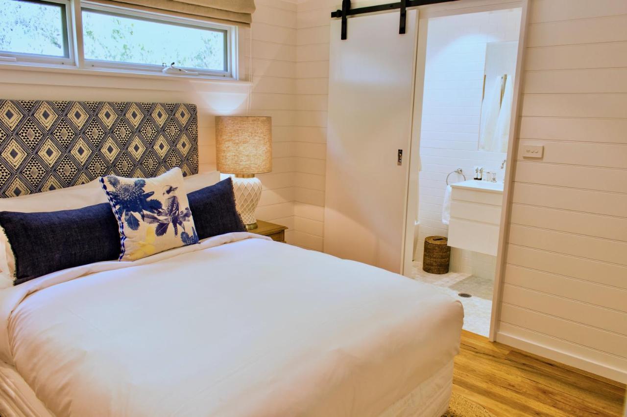 Goonoo Goonoo Station Hotel Tamworth Eksteriør billede A bedroom with a sliding barn door